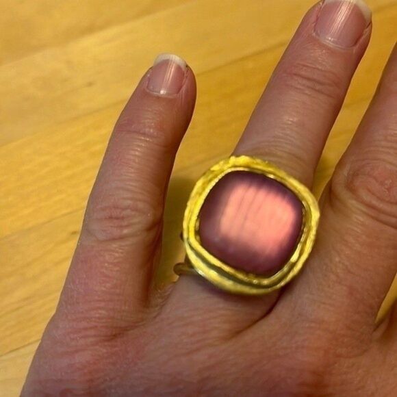 costume jewelry ring. Brushed Gold Tone Metal hand crafted metal with pink stone - Picture 4 of 11